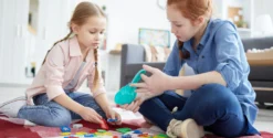 Enfants jouant ensemble avec des blocs colorés.