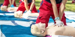 Participants pratiquant les compressions thoraciques sur des mannequins lors d'un cours de RCR.