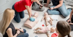 Formation RCP avec mannequins adultes et bébés.
