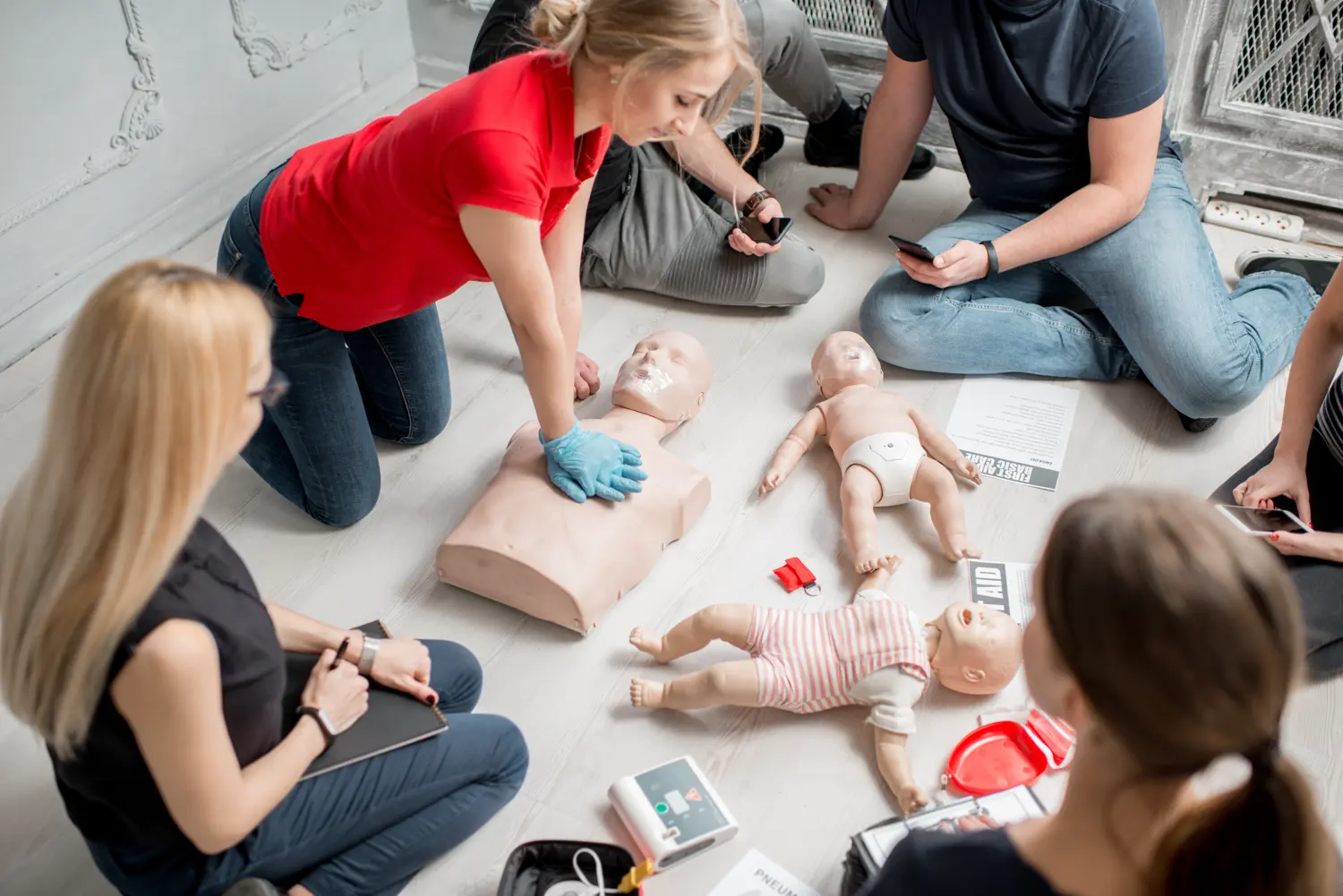 Formation RCP avec mannequins adultes et bébés.