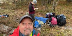 Groupe de personnes en plein air, activités de camping.