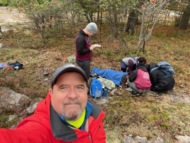 Groupe de personnes en plein air, activités de camping.